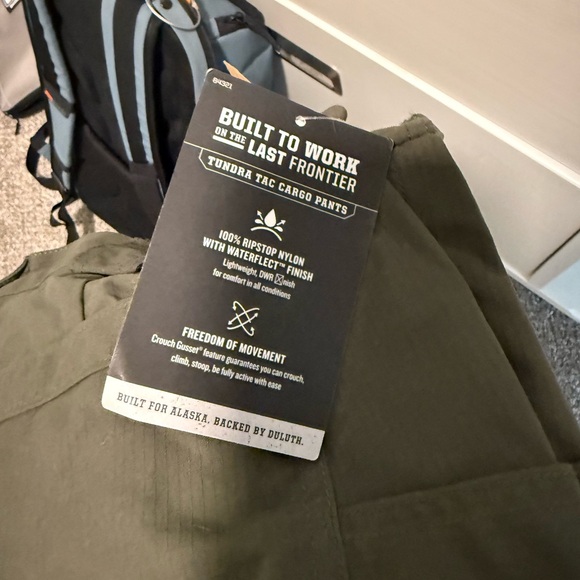 Duluth Trading Co Men's Green Cargo Pants - Picture 4 of 5